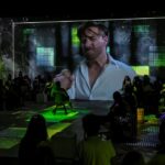 Utilice este título  Casi normales inmersivo, ahora en castellano, transmite la emoción genuina y a centímetros de los actores y cree en base a ese titulo original un titulo nuevo, preciso, comprensible y que no pierda relacion con el titulo original. Necesito que me devuelvas solo y nada mas que el titulo nuevo.