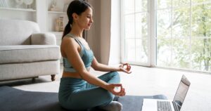 Cómo aliviar el dolor cervical con un simple ejercicio de yoga