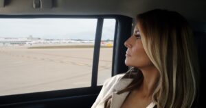 Cómo es Melania, el documental que costó mucho y cuenta poco