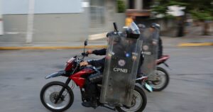 El Gobierno de Trump alerta que grupos armados chavistas están persiguiendo a estadounidenses en Venezuela