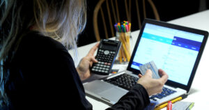 La deuda de las familias con billeteras alcanzó un récord y se duplicó en un año la cantidad de créditos "irrecuperables"