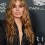 Utilice este título  Miley Cyrus aseguró que está “trabajando duro” en las sorpresas por los 20 años de Hannah Montana y cree en base a ese titulo original un titulo nuevo, preciso, comprensible y que no pierda relacion con el titulo original. Necesito que me devuelvas solo y nada mas que el titulo nuevo.