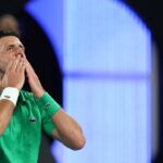 Utilice este título Novak Djokovic agiganta su leyenda y definirá al campeón del Abierto de Australia con Carlos Alcaraz y cree en base a ese titulo original un titulo nuevo, preciso, comprensible y que no pierda relacion con el titulo original. Necesito que me devuelvas solo y nada mas que el titulo nuevo.