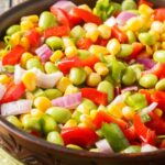 Utilice este título Receta de Ensalada de choclo, morrón y cebolla morada y cree en base a ese titulo original un titulo nuevo, preciso, comprensible y que no pierda relacion con el titulo original. Necesito que me devuelvas solo y nada mas que el titulo nuevo.