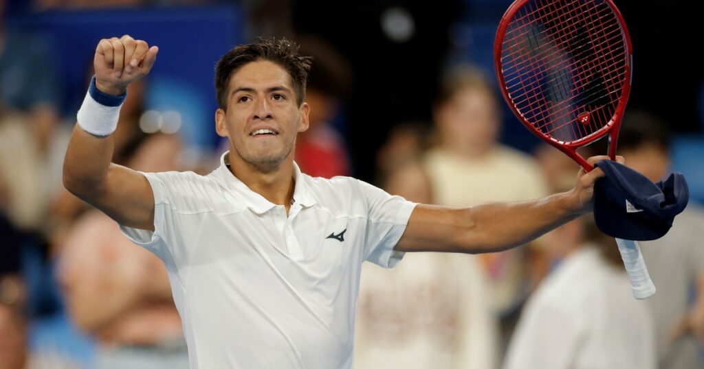 Sebastián Báez le dio vuelta un partidazo a Taylor Fritz y logró el primer punto para Argentina