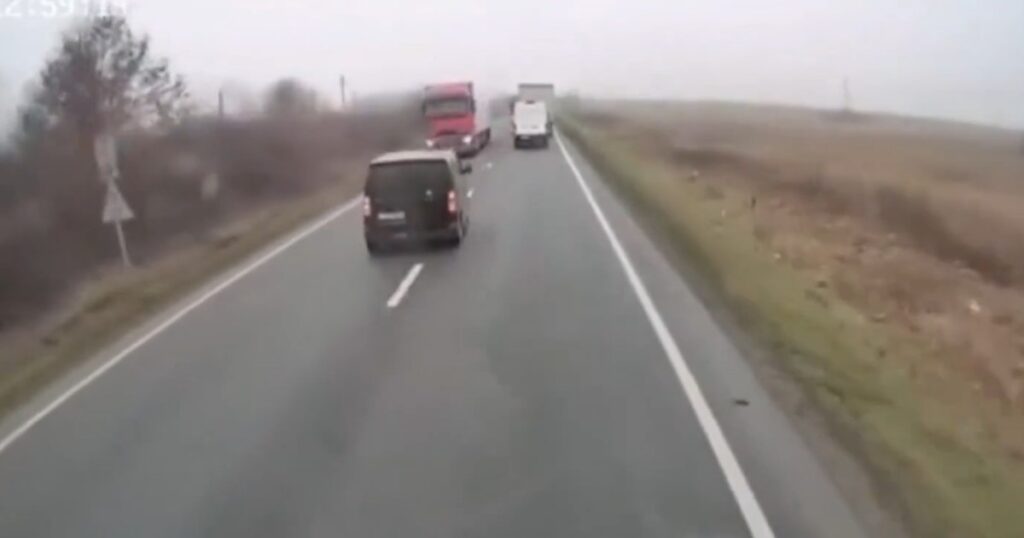 Siete hinchas del PAOK griego mueren en un violento accidente camino a un partido contra Lyon y quedó registrado en un video