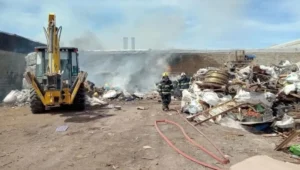 Una quema de cartones provocó un incendio en una chatarrería de Trelew