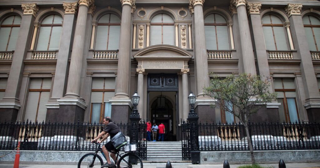 dos funcionarios del BCRA investigados pidieron la nulidad de sus allanamientos