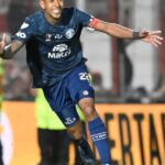 Utilice este título el colombiano no para de tirar centros para mudarse a Núñez y divide aguas en River y cree en base a ese titulo original un titulo nuevo, preciso, comprensible y que no pierda relacion con el titulo original. Necesito que me devuelvas solo y nada mas que el titulo nuevo.