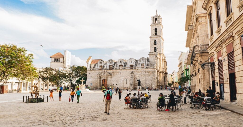 entre el imán histórico de La Habana, la escasez y el refugio de los cayos con sus playas paradisíacas