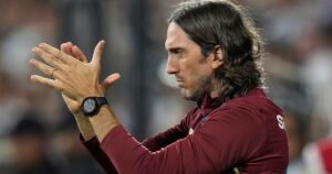 operan del corazón a Luis Zubeldía, DT del Fluminense