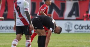 se torció el tobillo tras chocarse con Facundo Bruera el partido siguió con él en el piso