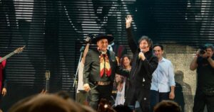 tras su show en el festival de Jesús María, el Presidente viaja a Paraguay para la firma del acuerdo Mercosur-UE