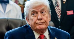 una jueza frenó a Trump de suspender los “paroles” a miles de extranjeros