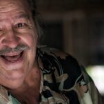 Utilice este título  77 años, dos stents, fracturas varias, pero 90 conciertos por año, 2000 canciones y una serie por venir y cree en base a ese titulo original un titulo nuevo, preciso, comprensible y que no pierda relacion con el titulo original. Necesito que me devuelvas solo y nada mas que el titulo nuevo.