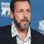 Utilice este título  Adam Sandler desmiente una historia de TikTok en la que humillan a su hija en una tienda de Chanel y cree en base a ese titulo original un titulo nuevo, preciso, comprensible y que no pierda relacion con el titulo original. Necesito que me devuelvas solo y nada mas que el titulo nuevo.