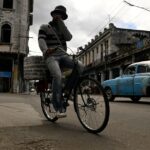 Utilice este título Cuba le comunicó a las aerolíneas que en 24 horas se queda sin combustible para aviones y cree en base a ese titulo original un titulo nuevo, preciso, comprensible y que no pierda relacion con el titulo original. Necesito que me devuelvas solo y nada mas que el titulo nuevo.