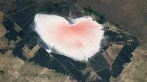 La NASA difundió la imagen de una laguna rosa con forma de corazón en Argentina