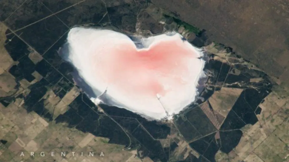 La NASA difundió la imagen de una laguna rosa con forma de corazón en Argentina