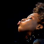 Utilice este título  Macy Gray, la cantante con una voz de cien años, que teme que la tecnología nos convierta en robots y la inteligencia artificial mate la música y cree en base a ese titulo original un titulo nuevo, preciso, comprensible y que no pierda relacion con el titulo original. Necesito que me devuelvas solo y nada mas que el titulo nuevo.