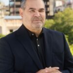 Utilice este título “Mbappé vive con un travesti” y cree en base a ese titulo original un titulo nuevo, preciso, comprensible y que no pierda relacion con el titulo original. Necesito que me devuelvas solo y nada mas que el titulo nuevo.