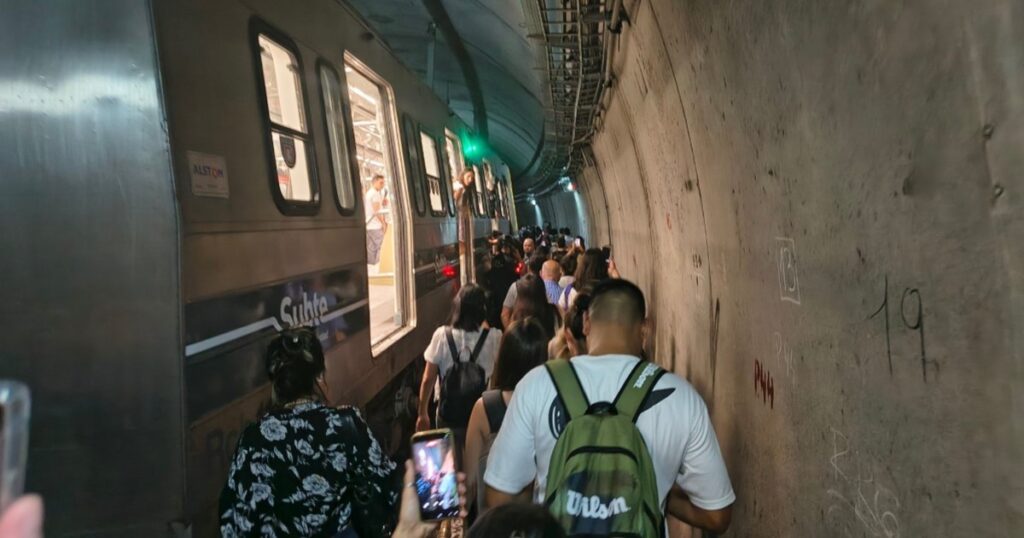 Por una falla técnica y un pasajero descompuesto, evacuaron por los túneles una formación de la línea E de subte