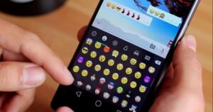 Qué significa escribir usando muchos emojis en WhatsApp, según la psicología