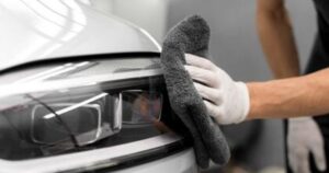 Qué significa rociar con vinagre los faros del auto, según la psicología