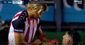 Rodrigo Insua salió en llamas tras el primer tiempo en Barracas Central vs Temperley y rompió un vidrio de un puñetazo