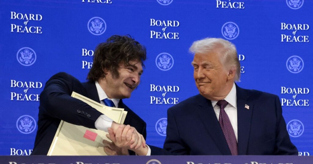 Sin disimulo, Javier Milei copia a Donald Trump y apuesta a limitar la libertad de expresión