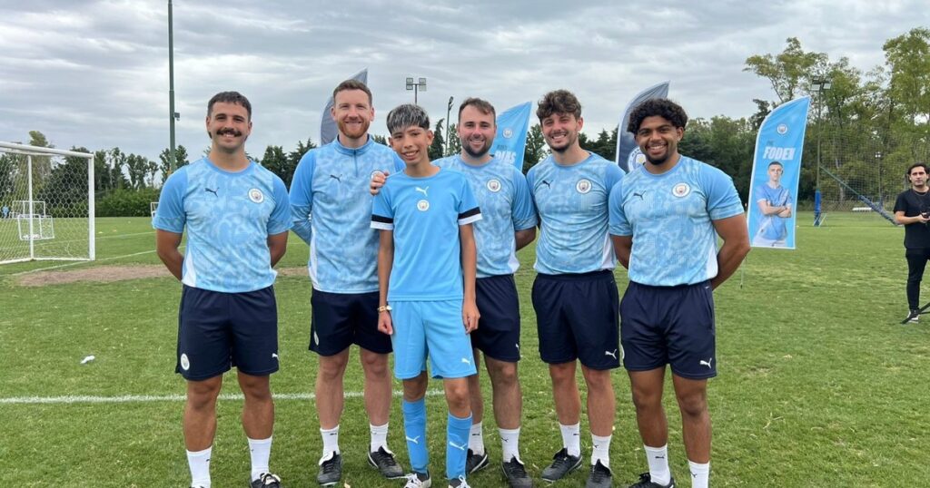 Tiene 14 años, Manchester City lo invitó a entrenarse en Inglaterra y hoy reparte en bicicleta comida hecha por su abuela para cumplir su sueño