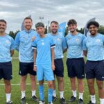 Utilice este título Tiene 14 años, Manchester City lo invitó a entrenarse en Inglaterra y hoy reparte en bicicleta comida hecha por su abuela para cumplir su sueño y cree en base a ese titulo original un titulo nuevo, preciso, comprensible y que no pierda relacion con el titulo original. Necesito que me devuelvas solo y nada mas que el titulo nuevo.