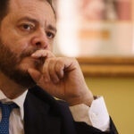 Utilice este título Tras las denuncias por presuntos sobreprecios, renunció Demian Reidel como director de Nucleoeléctrica y cree en base a ese titulo original un titulo nuevo, preciso, comprensible y que no pierda relacion con el titulo original. Necesito que me devuelvas solo y nada mas que el titulo nuevo.