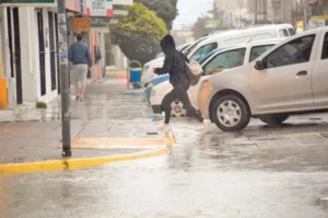 Una máxima que oscila entre los 17 y 18°C y un cielo nublado con posibles chaparrones es el pronóstico para hoy