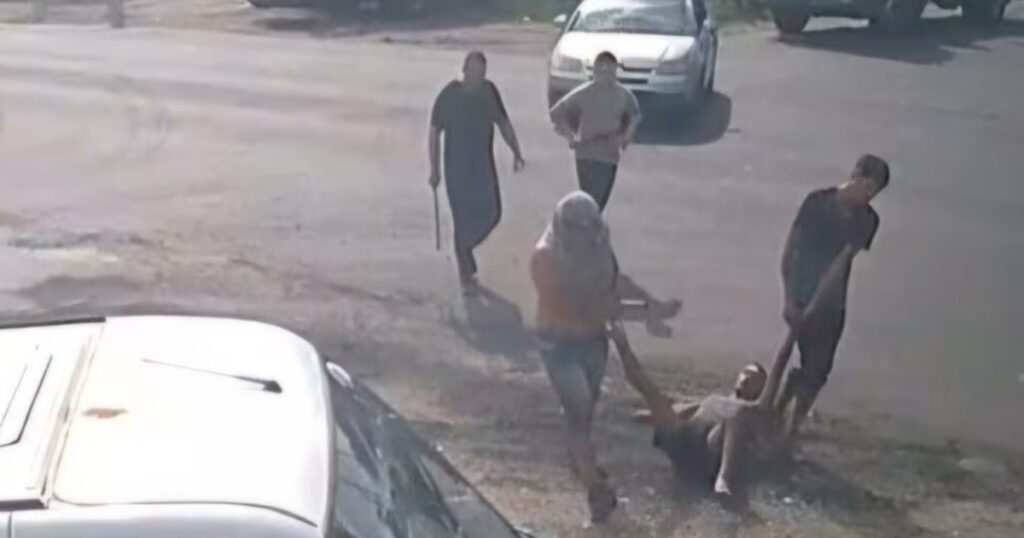 Vecinos atraparon a un ladrón y lo llevaron a la rastra a una comisaría en La Plata: "Estamos hartos"