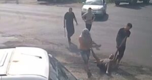 Vecinos atraparon a un ladrón y lo llevaron a la rastra a una comisaría en La Plata: "Estamos hartos"