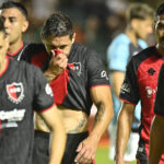 Utilice este título bomba molotov al auto de un jugador y bandera con amenazas y cree en base a ese titulo original un titulo nuevo, preciso, comprensible y que no pierda relacion con el titulo original. Necesito que me devuelvas solo y nada mas que el titulo nuevo.