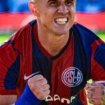 Utilice este título el 9 que brilló en San Lorenzo y no anduvo en River, vuelve a la Argentina en busca de revancha y cree en base a ese titulo original un titulo nuevo, preciso, comprensible y que no pierda relacion con el titulo original. Necesito que me devuelvas solo y nada mas que el titulo nuevo.