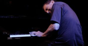 el pianista que hay que ver para entender por qué el jazz es arte vivo