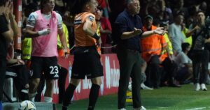 el reverso del héroe y la obligación de reinventarse para no quedar atrapado en su propia estatua