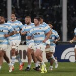 Utilice este título este año viajarán 20 mil kilómetros para llegar al Mundial de Australia 2027 mejor que nunca y cree en base a ese titulo original un titulo nuevo, preciso, comprensible y que no pierda relacion con el titulo original. Necesito que me devuelvas solo y nada mas que el titulo nuevo.