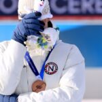 Utilice este título ganó el bronce en los Juegos Olímpicos de Invierno y confesó en vivo que engañó al amor de su vida y cree en base a ese titulo original un titulo nuevo, preciso, comprensible y que no pierda relacion con el titulo original. Necesito que me devuelvas solo y nada mas que el titulo nuevo.