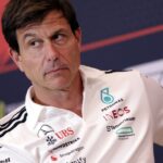 Utilice este título la desafortunada broma de Toto Wolff con Jefrey Epstein por las críticas a Mercedes y cree en base a ese titulo original un titulo nuevo, preciso, comprensible y que no pierda relacion con el titulo original. Necesito que me devuelvas solo y nada mas que el titulo nuevo.