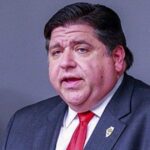 Utilice este título la nueva ley HB 3247 firmada por JB Pritzker que protege a estudiantes migrantes y cree en base a ese titulo original un titulo nuevo, preciso, comprensible y que no pierda relacion con el titulo original. Necesito que me devuelvas solo y nada mas que el titulo nuevo.