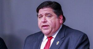 la nueva ley HB 3247 firmada por JB Pritzker que protege a estudiantes migrantes