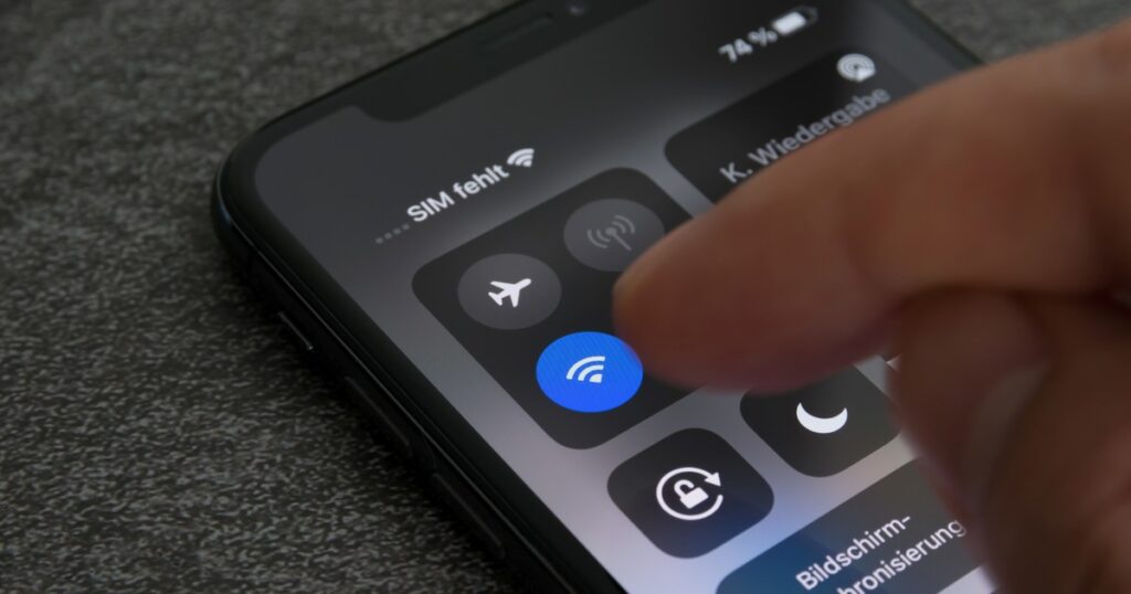 las señales de que alguien está usando tu red sin permiso y cómo echarlo, paso a paso