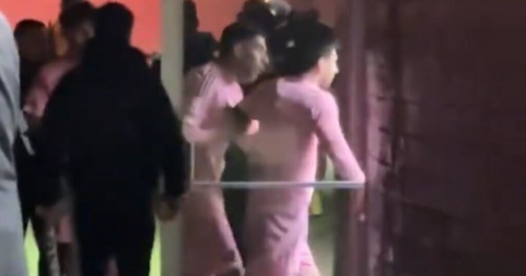 lo fue a buscar a su vestuario y lo tuvo que frenar Luis Suárez