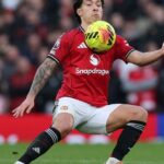 Utilice este título locura del Manchester United de Licha Martínez y golpazo para el Aston Villa de Dibu Martínez y Buendía y cree en base a ese titulo original un titulo nuevo, preciso, comprensible y que no pierda relacion con el titulo original. Necesito que me devuelvas solo y nada mas que el titulo nuevo.