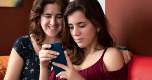 ordenan a una madre dejar de publicar fotos de su hija adolescente en redes sociales