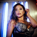 Utilice este título  teatro para 20 personas y un papel a su medida en En el barro y cree en base a ese titulo original un titulo nuevo, preciso, comprensible y que no pierda relacion con el titulo original. Necesito que me devuelvas solo y nada mas que el titulo nuevo.